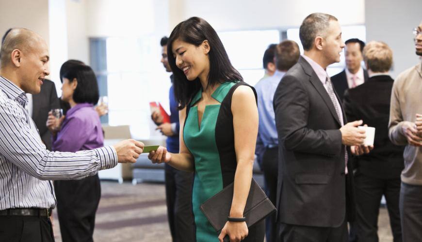 Executives, Here's How to Start a Good Conversation with Anyone