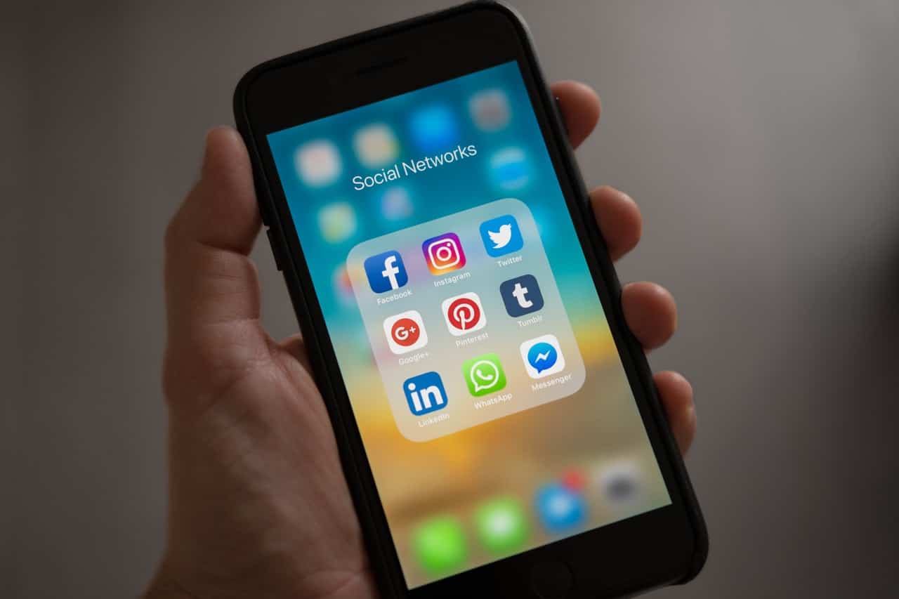 How to Leverage a Virtual Assistant for Social Selling